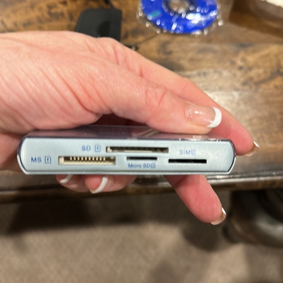 Digital concepts 51 in 1 card reader/writer. 6 slots with USB cord, drivers. - Picture 2 of 4